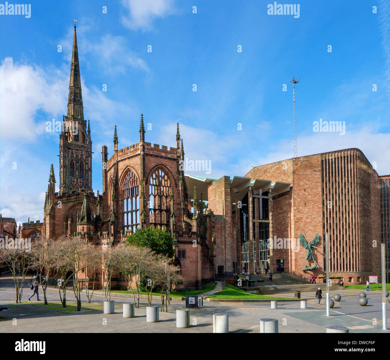 La cathédrale de Coventry ( St Michael's Cathedral ) bâtiments anciens et nouveaux, Coventry, West Midlands, England, UK Banque D'Images