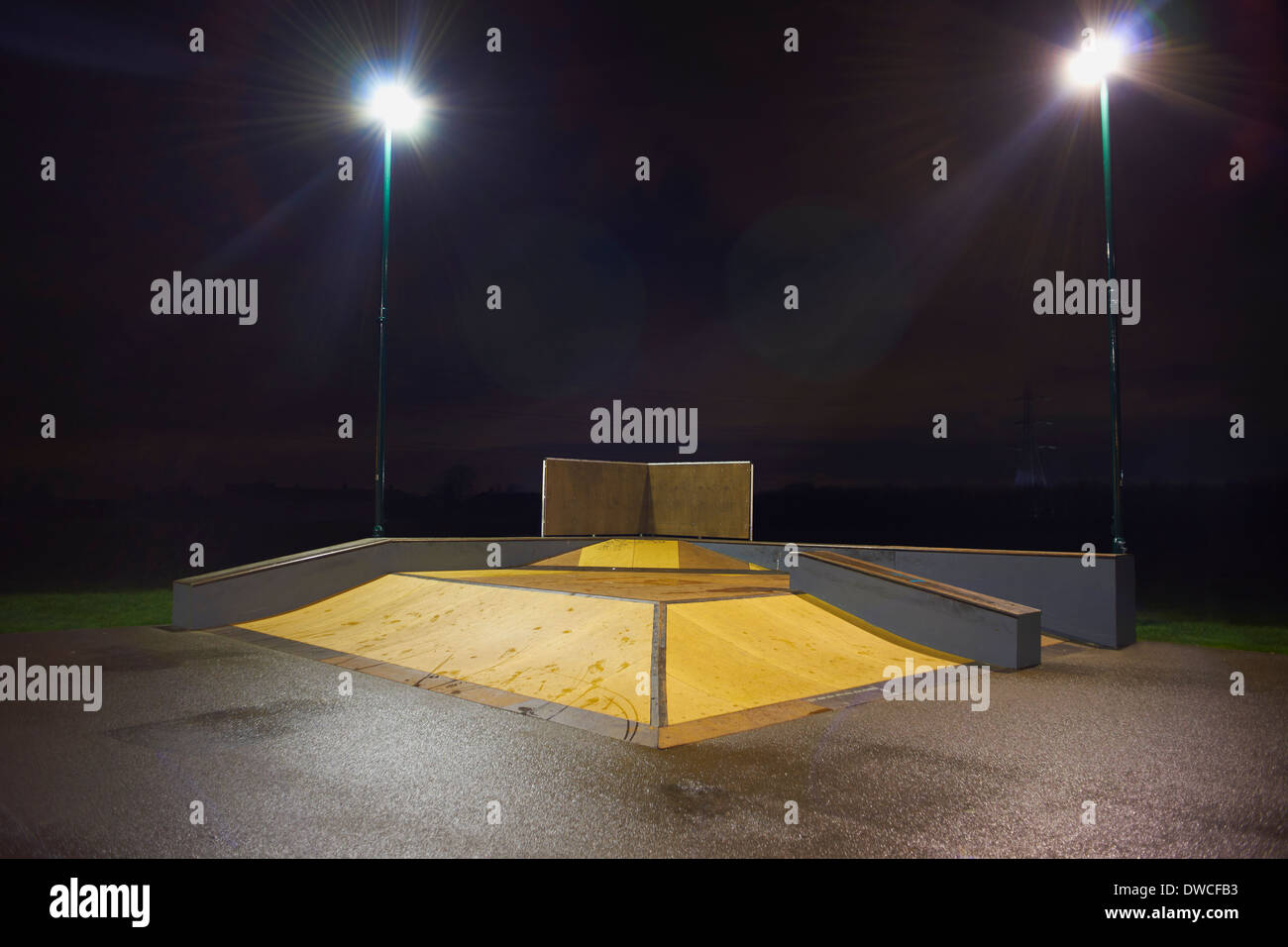Structures et rampe skateboard park at night Banque D'Images