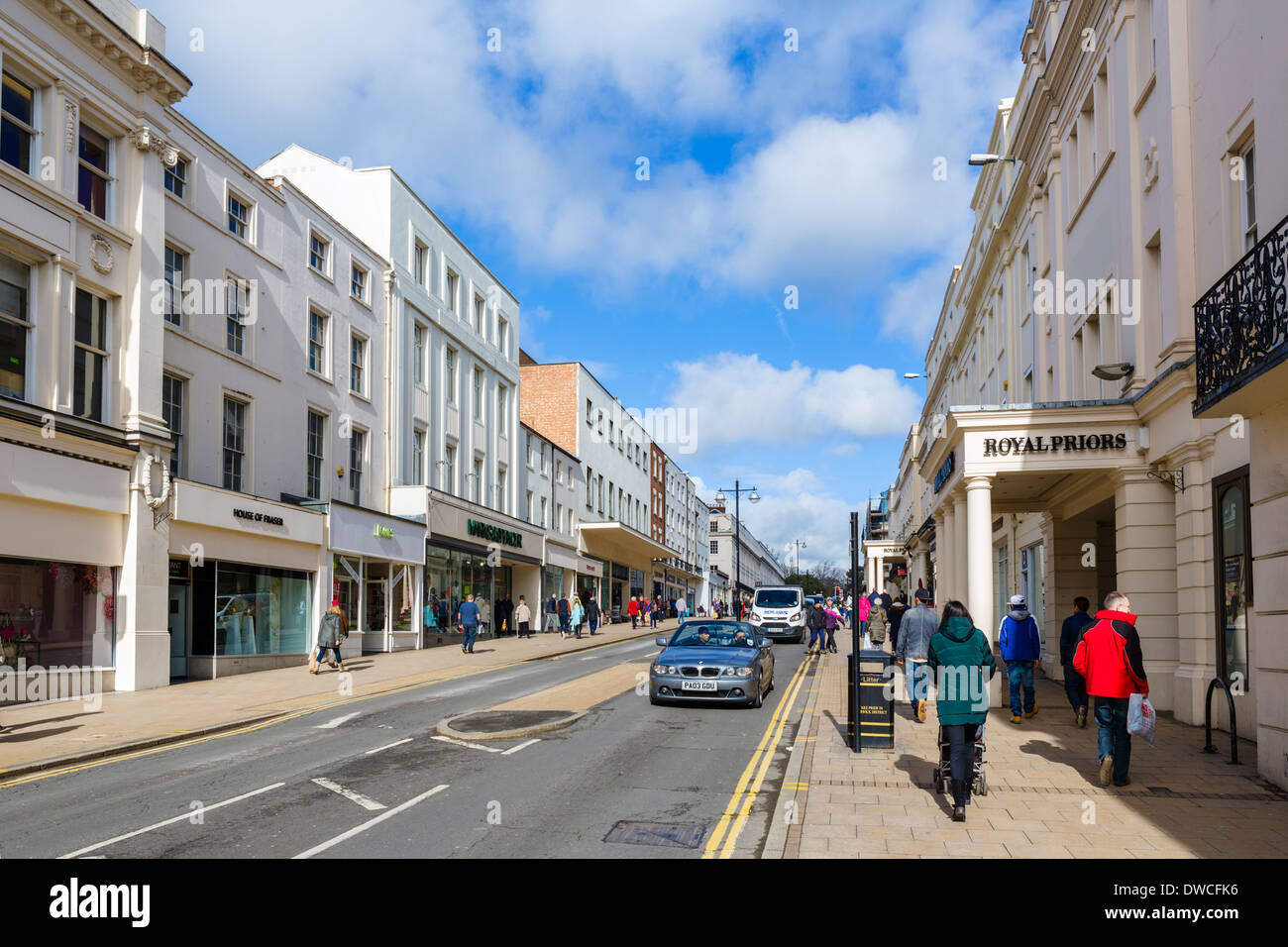 Boutiques sur le défilé dans le centre-ville, le Royal Leamington Spa, Warwickshire, England, UK Banque D'Images