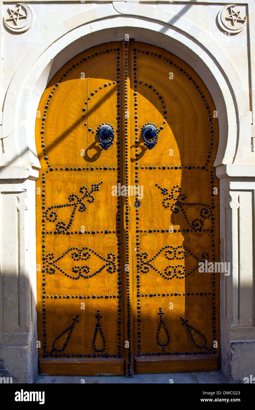 L'Afrique du Nord. La Tunisie, Cap Bon, Nabeul. Porte traditionnelle typique. Banque D'Images