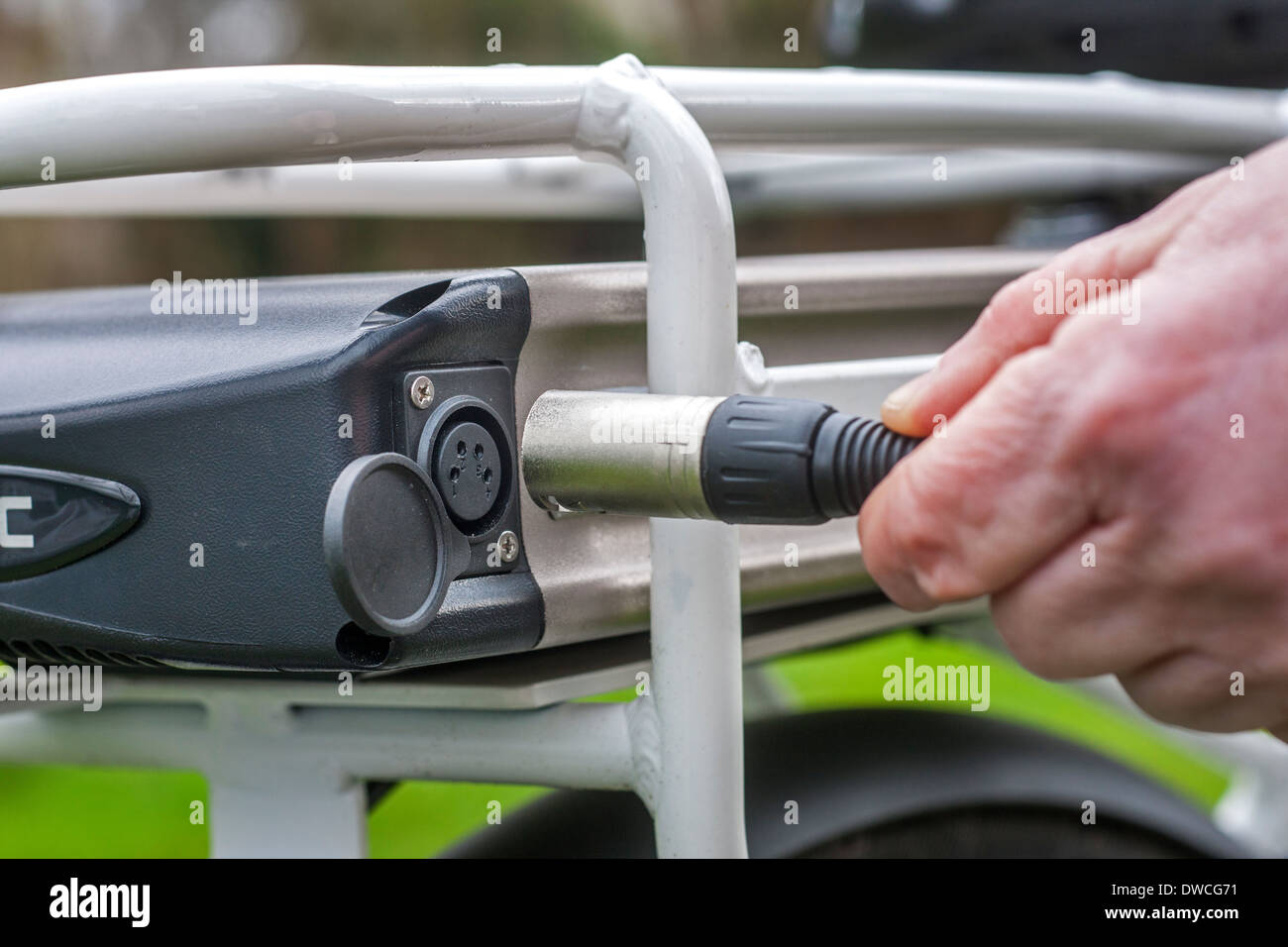 Homme de brancher le câble dans l'ensemble de batterie Li-ion pour charger / pedelec e-bike vélo électrique / Banque D'Images