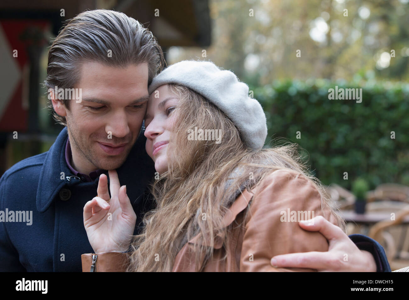 Couple hugging, bras autour de Banque D'Images