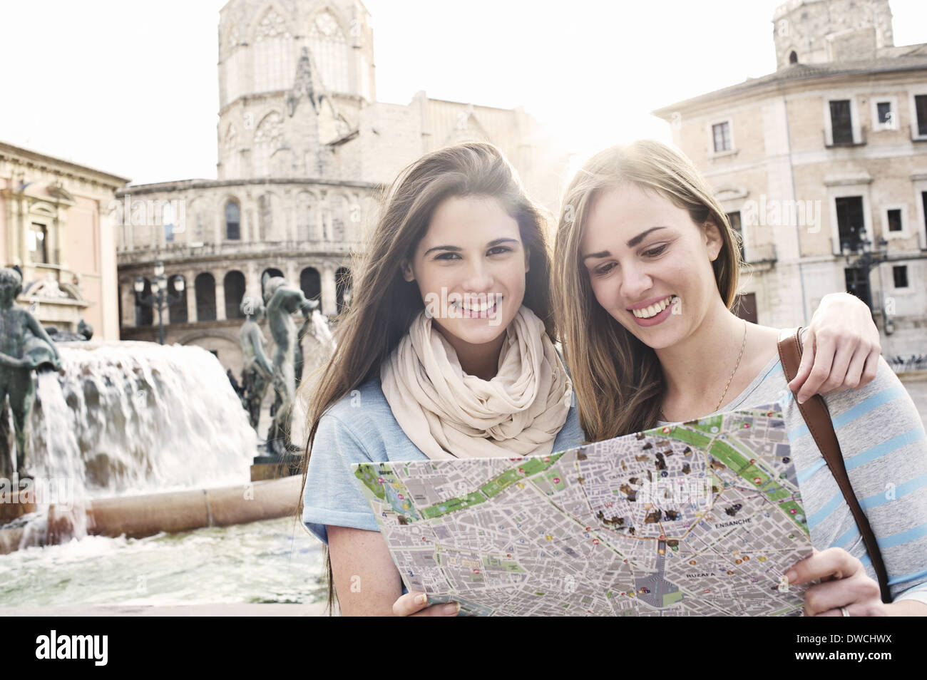 Deux femmes touristes looking at map, Plaza de la Virgen, Valencia, Espagne Banque D'Images