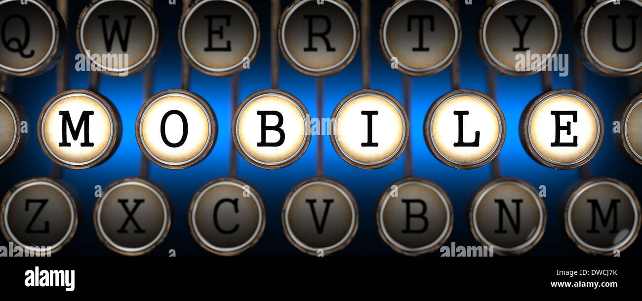 Mobile sur la vieille machine à écrire des clés. Banque D'Images