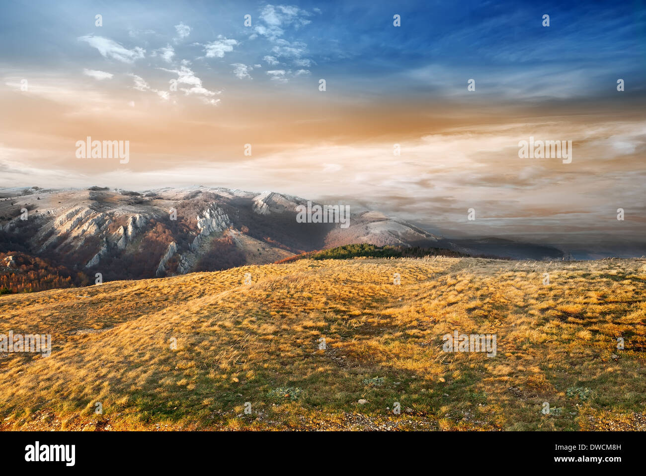 La fin de l'automne dans les montagnes au coucher du soleil Banque D'Images