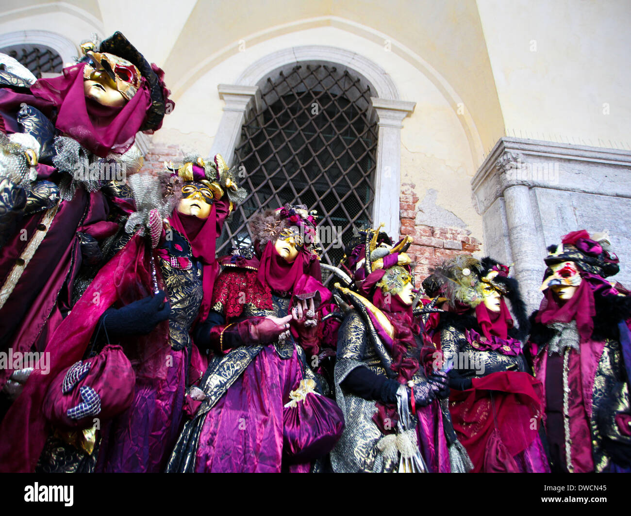 Groupe de gens masqués sur Carnaval de Venise Photo Stock - Alamy