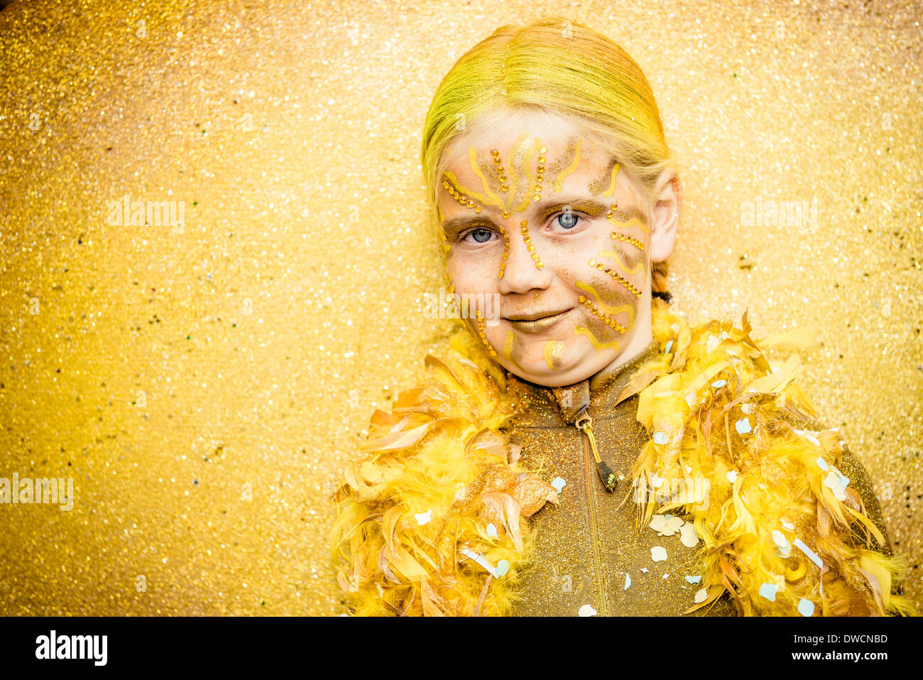 Sitges, Espagne. Mars 4th, 2014 : Une jeune fille dans un costume de fantaisie pendant les danses le défilé de carnaval des enfants à Sitges. Credit : Matthias Rickenbach/Alamy Live News Banque D'Images