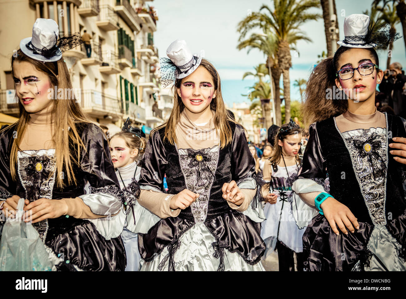 Sitges, Espagne. Mars 4th, 2014 : in de fantaisie pendant la danse le défilé de carnaval des enfants à Sitges. Credit : Matthias Rickenbach/Alamy Live News Banque D'Images