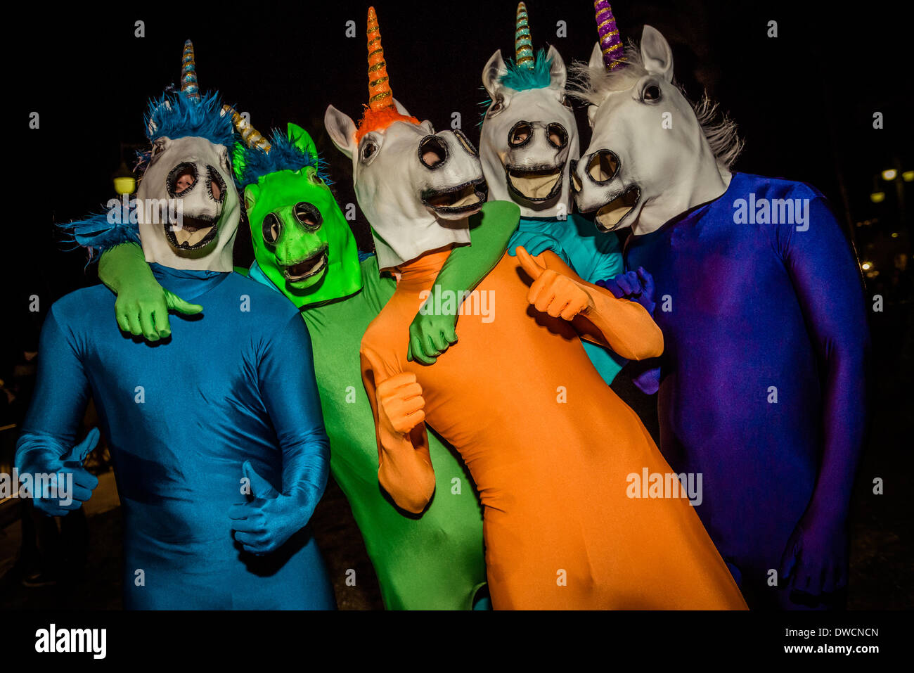 Sitges, Espagne. Mars 4th, 2014 spectateurs en costumes : unicorn danse tandis qu'ils suivent le défilé du Carnaval de Sitges. Credit : Matthias Rickenbach/Alamy Live News Banque D'Images