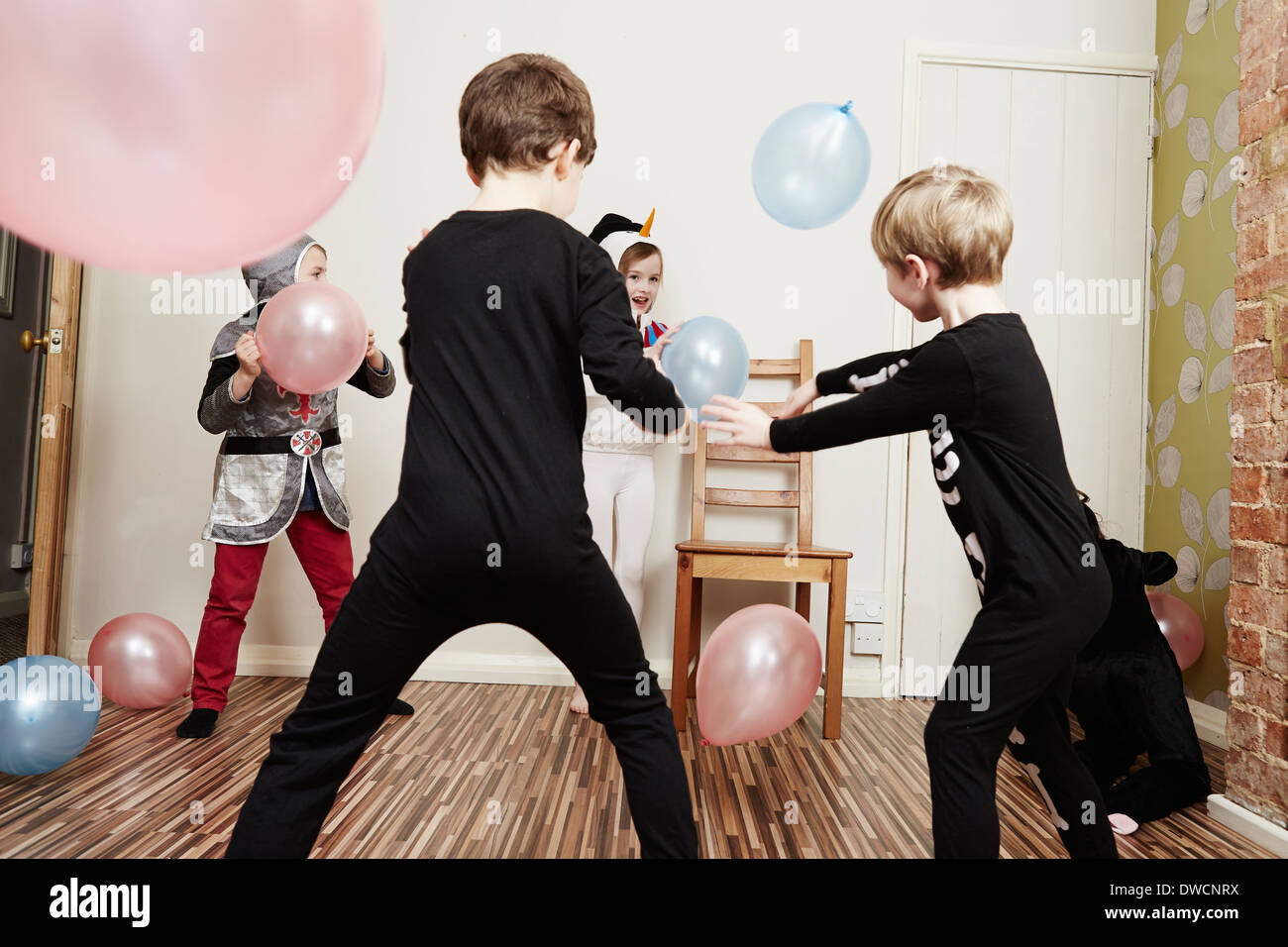 Enfants jouant avec des ballons at Birthday party Banque D'Images