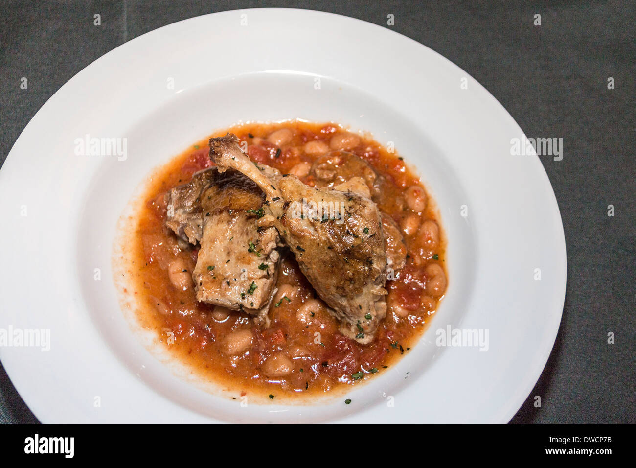 - Confit de canard cuisse de canard cuit lente lente avec des saucisses, du bacon et des haricots Banque D'Images
