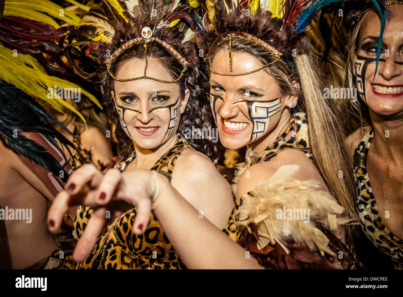 Sitges, Espagne. Mars 4th, 2014 : La Bohème dans fantaisie colorée pendant la parade de danse soirée de carnaval à Sitges Crédit : Matthias Rickenbach/Alamy Live News Banque D'Images