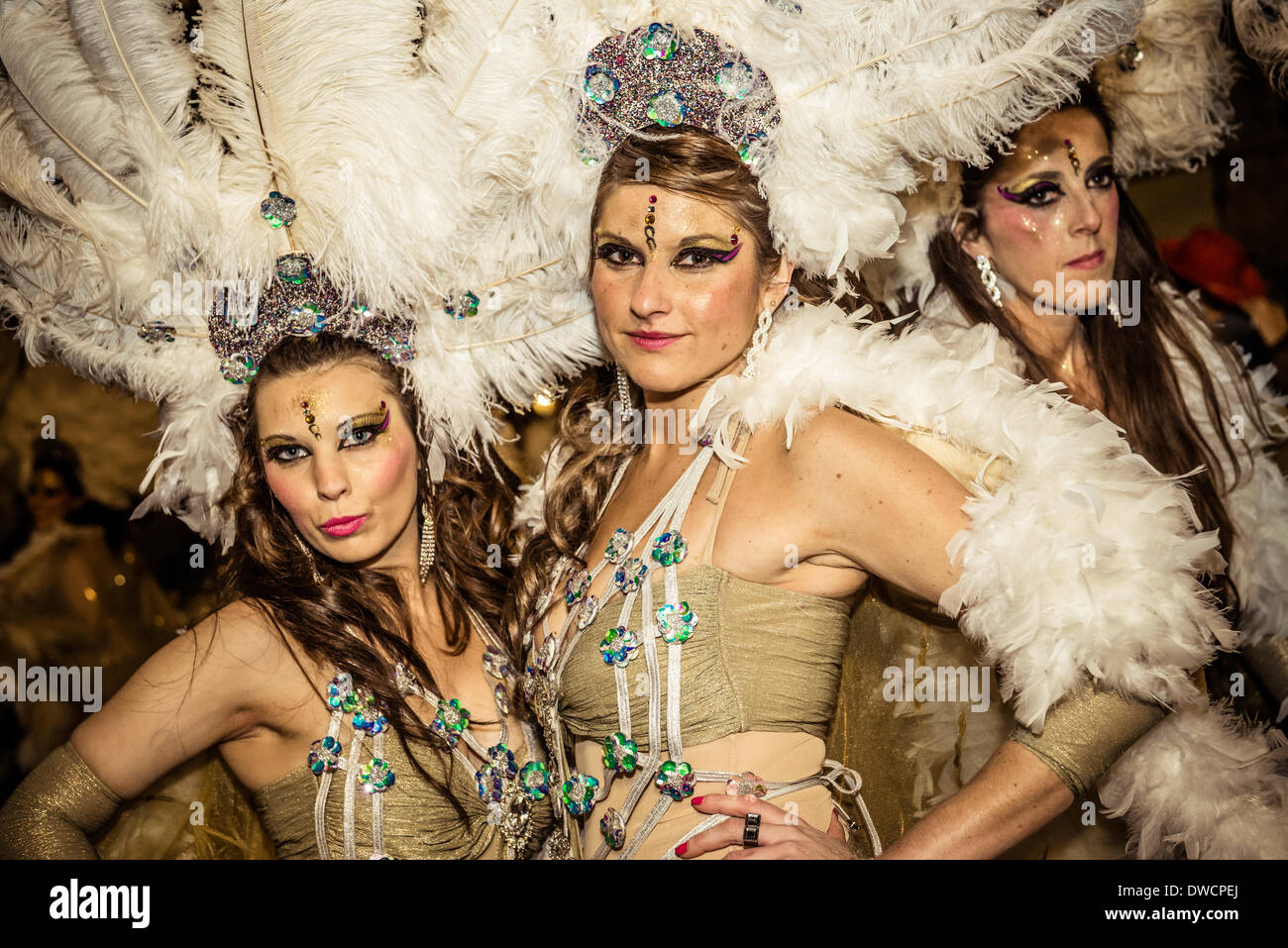 Sitges, Espagne. Mars 4th, 2014 : La Bohème dans fantaisie colorée pendant la parade de danse soirée de carnaval à Sitges Crédit : Matthias Rickenbach/Alamy Live News Banque D'Images
