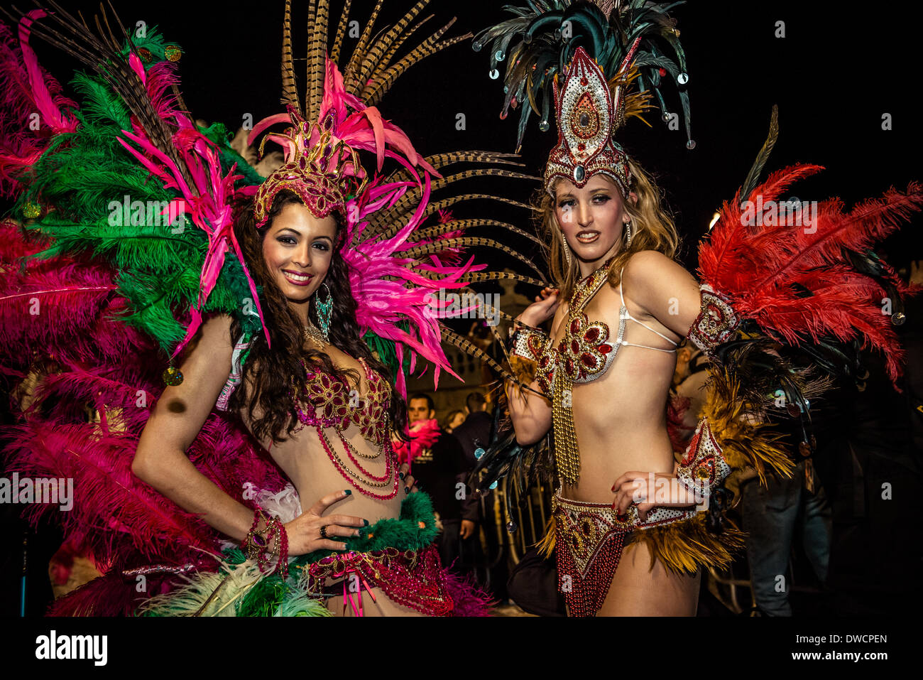 Sitges, Espagne. Mars 4th, 2014 : La Bohème dans fantaisie colorée pendant la parade de danse soirée de carnaval à Sitges Crédit : Matthias Rickenbach/Alamy Live News Banque D'Images
