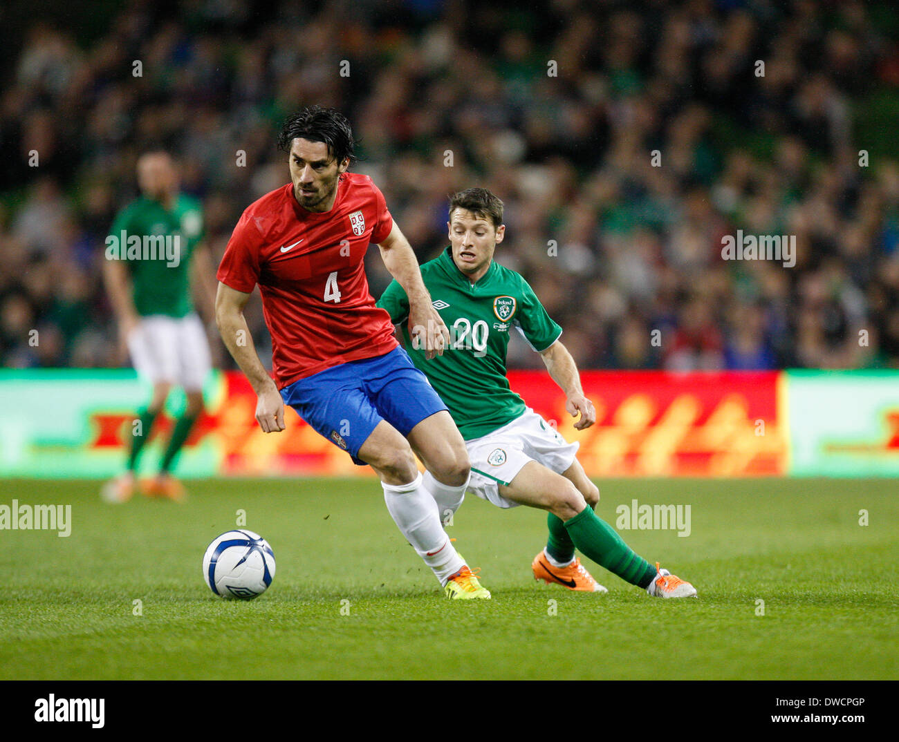 Dublin, Irlande. Le 05 Mar, 2014. Milan Bisevac (Serbie) et Wes Hoolahan (Irlande) au cours de la fixation amical entre la République d'Irlande et la Serbie de l'Aviva Stadium. Credit : Action Plus Sport/Alamy Live News Banque D'Images