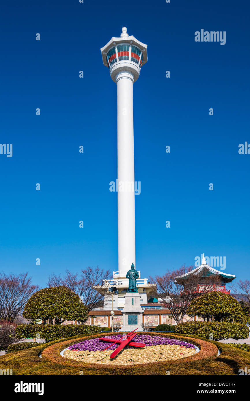 Busan, Corée du Sud, à Parc Yongdusan et tour de Busan. Banque D'Images