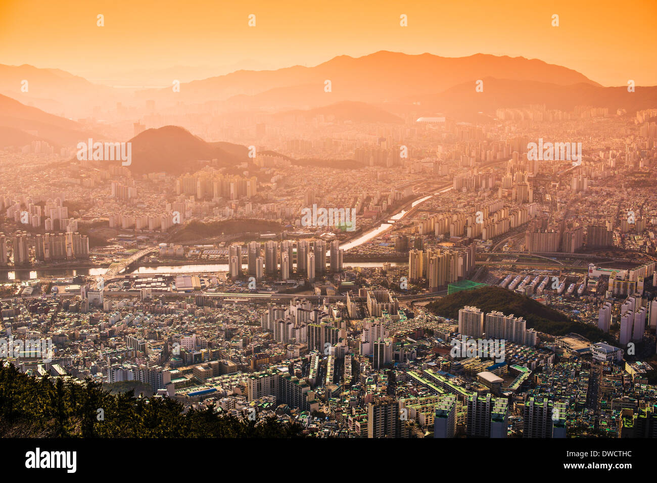 Busan (Corée du Sud) Coucher du soleil voilé d'horizon. Banque D'Images