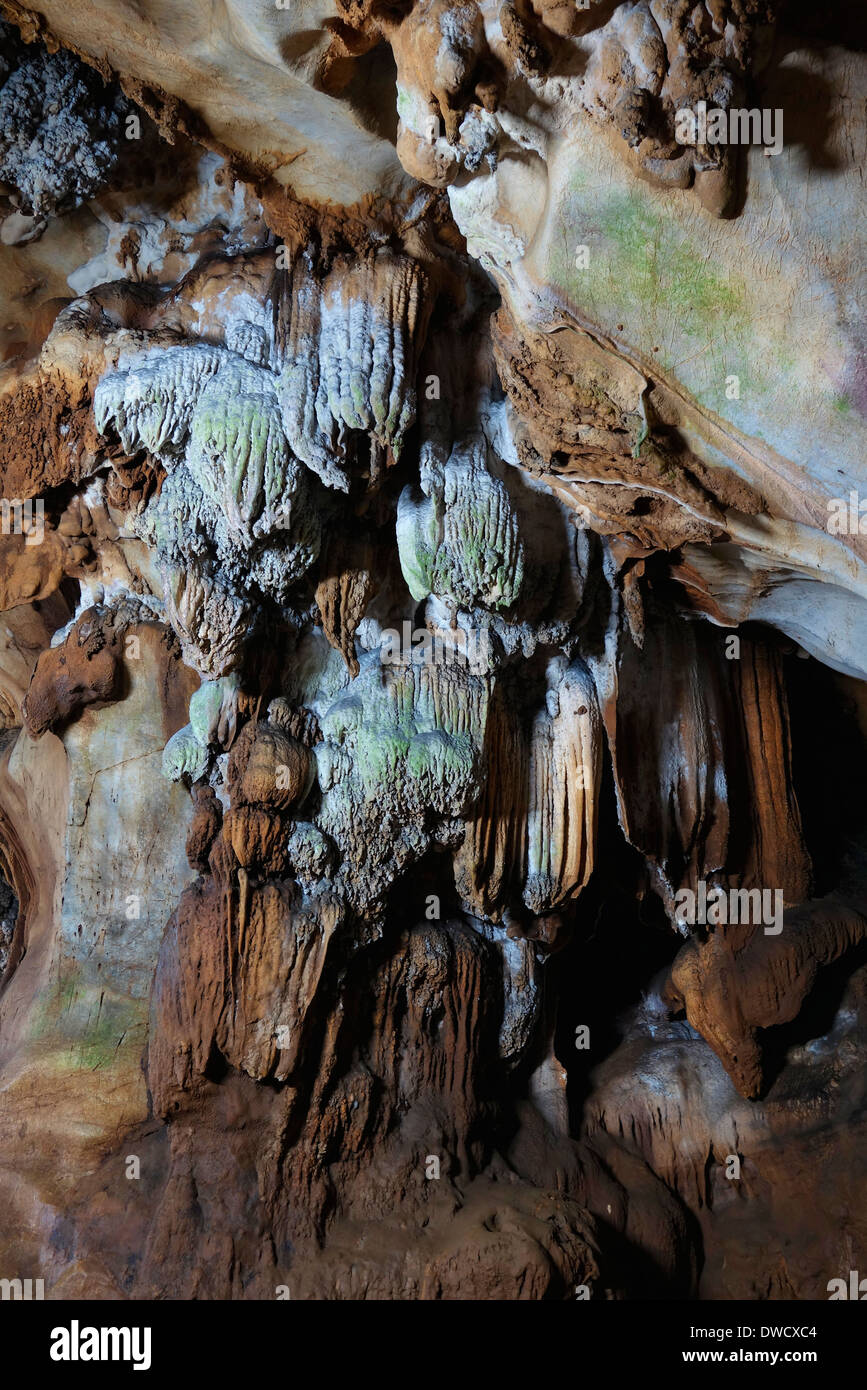 Formations de stalactites dans la grotte de Dao Chang dans le Nord de la Thaïlande. Banque D'Images