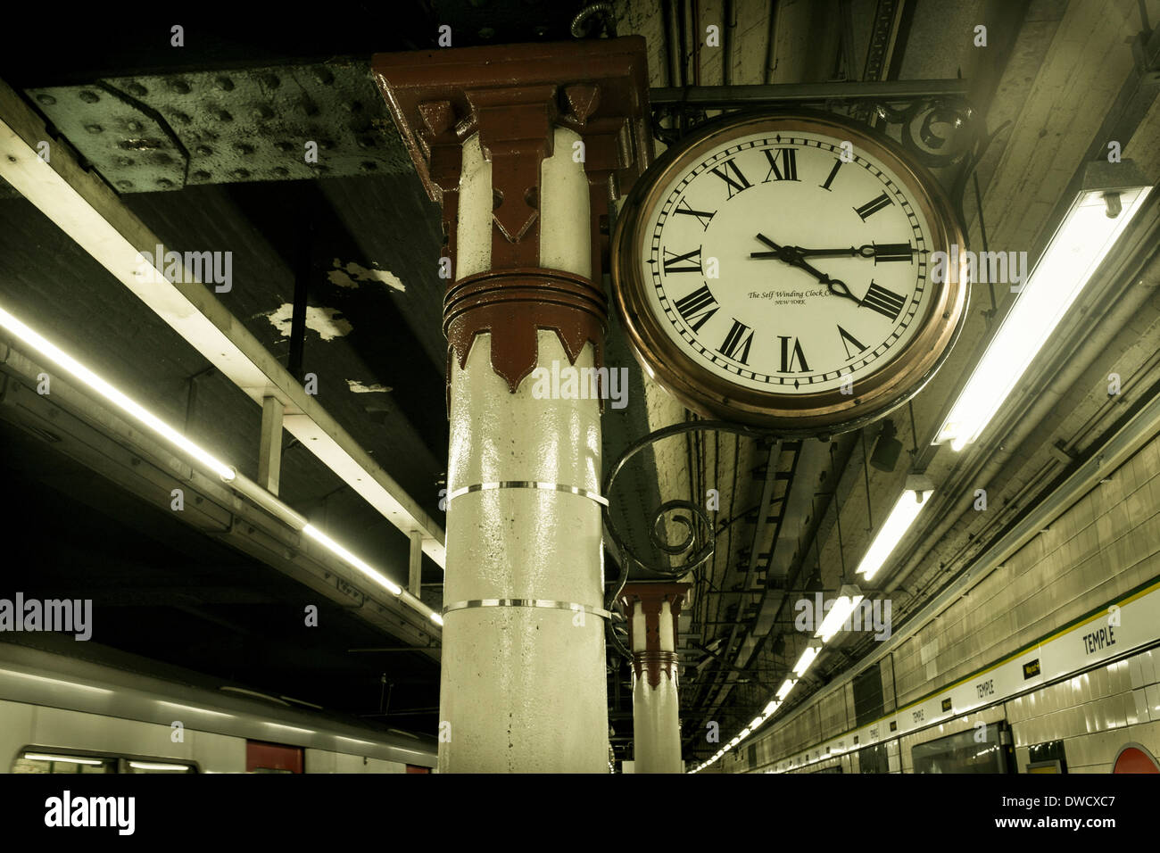 Réveil de la plate-forme, la station de métro Temple, Londres, UK Banque D'Images
