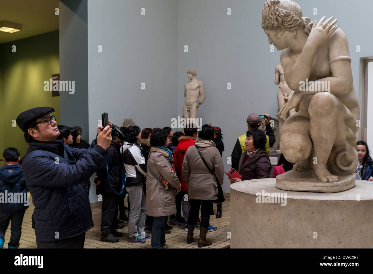Un visiteur du Musée Britannique utilise un téléphone avec appareil photo pour photographier une sculpture romaine de la déesse Vénus (Aphrodite), London, UK Banque D'Images