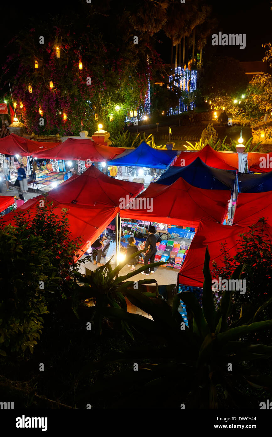 Marché nocturne dans la ville de Luang Prabang, Laos. Banque D'Images