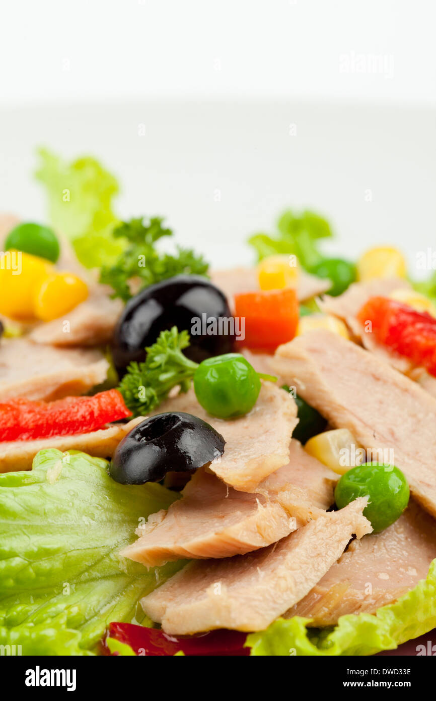 Le thon en morceaux avec une salade verte et de légumes Banque D'Images Le thon en morceaux avec une salade verte et de légumes Banque D'Images