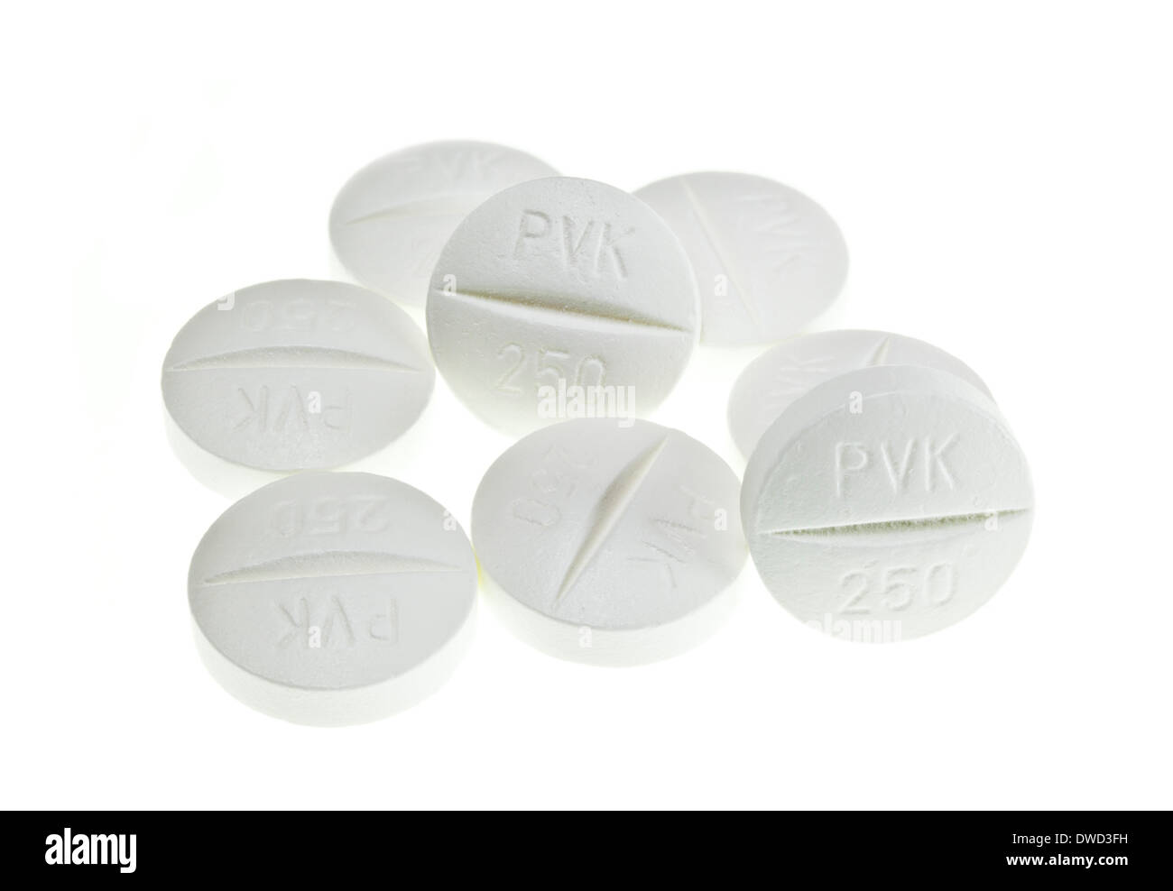 Pénicilline vk comprimés 250mg antibiotiques comprimés antibiotiques sur fond blanc streptocoque a antibiotiques uk phénoxyméthyllenipénicilline comprimés Banque D'Images