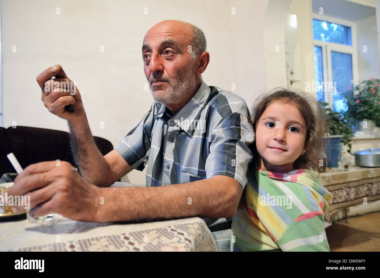 Hauts homme arménien avec sa petite-fille dans la maison traditionnel arménien, Zolakar, Arménie Banque D'Images