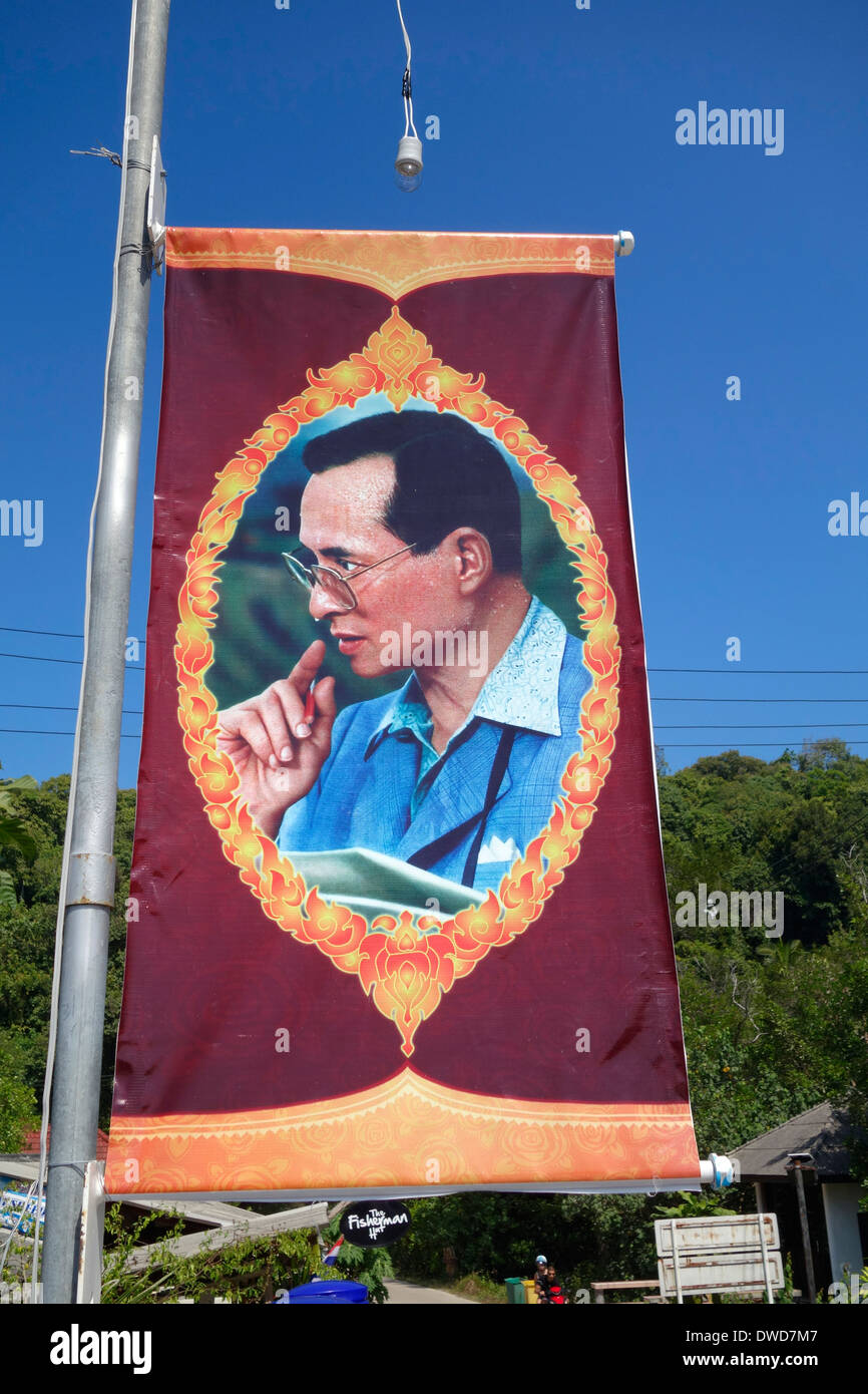 Bannière avec une photo de Bhumibol Adulyadej, le Roi de Thaïlande, par une transpiration abondante, Koh Kood, Thaïlande. Banque D'Images