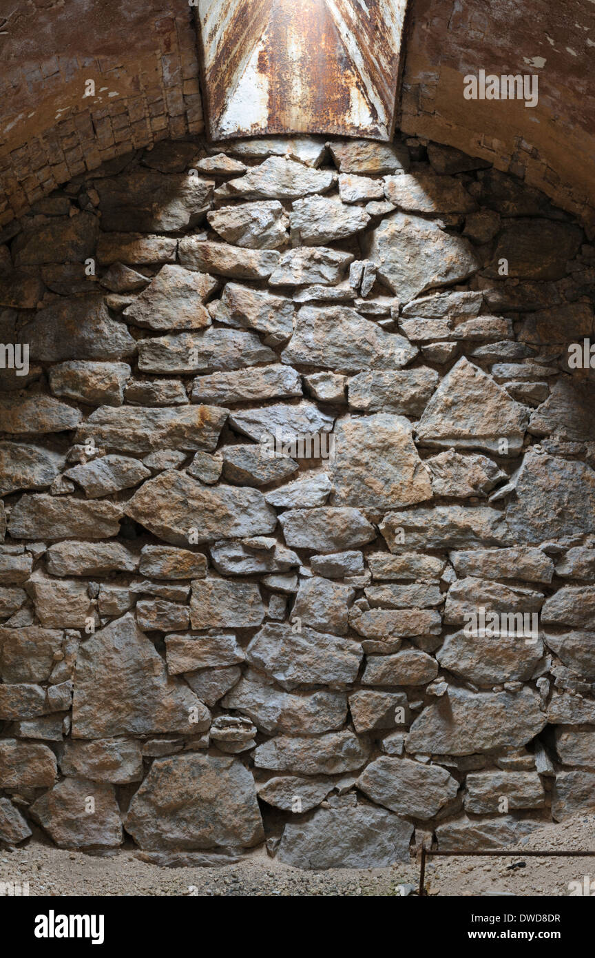 Rock Wall background de pierre naturelle avec l'éclairage de toit comme un élément de conception, une ancienne cellule de prison. Banque D'Images