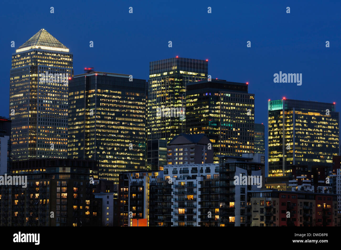 Immeubles de bureaux et appartements à Canary Wharf, Londres, Royaume-Uni, illuminés la nuit Banque D'Images