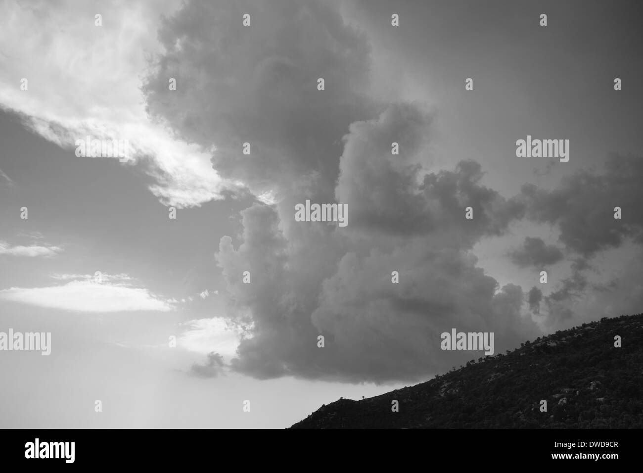 Crépuscule nuages noirs et blancs dans le sud de la France Banque D'Images
