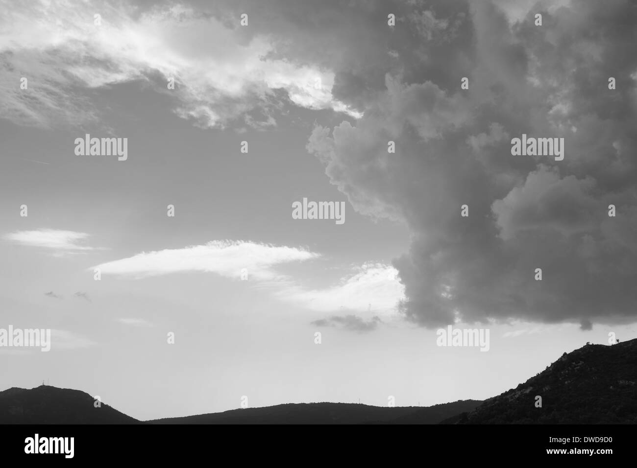Crépuscule nuages noirs et blancs dans le sud de la France Banque D'Images