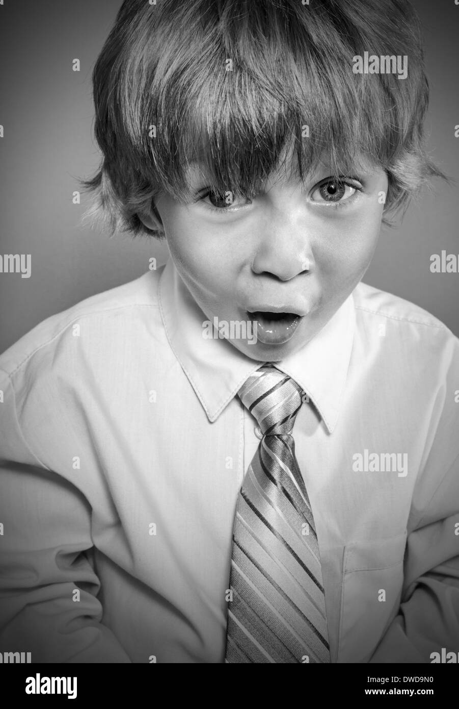 Avec l'enfant l'expression étonnée Banque D'Images