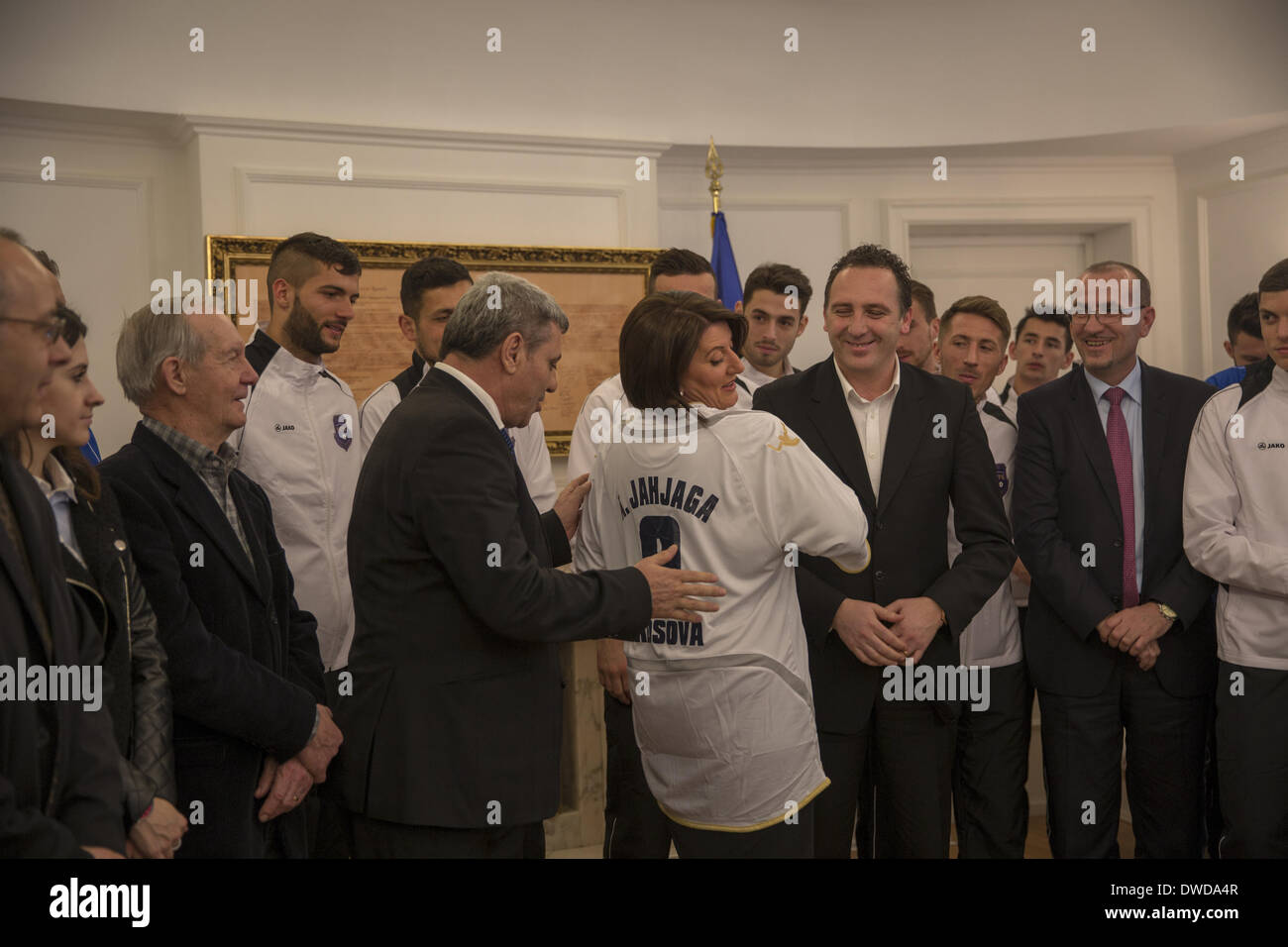 Pristina, Kosovo. 4e Mar, 2014. Membres et directeurs de la visite de l'équipe nationale du Kosovo Le Kosovo Atifete Jahjaga Présidente de l'avant de la première sanction de la FIFA match, un match amical contre Haïti, le mercredi 5 mars. PHOTO PAR JODI HILTON/NURPHOTO NurPhoto © Jodi Hilton//ZUMAPRESS.com/Alamy Live News Banque D'Images