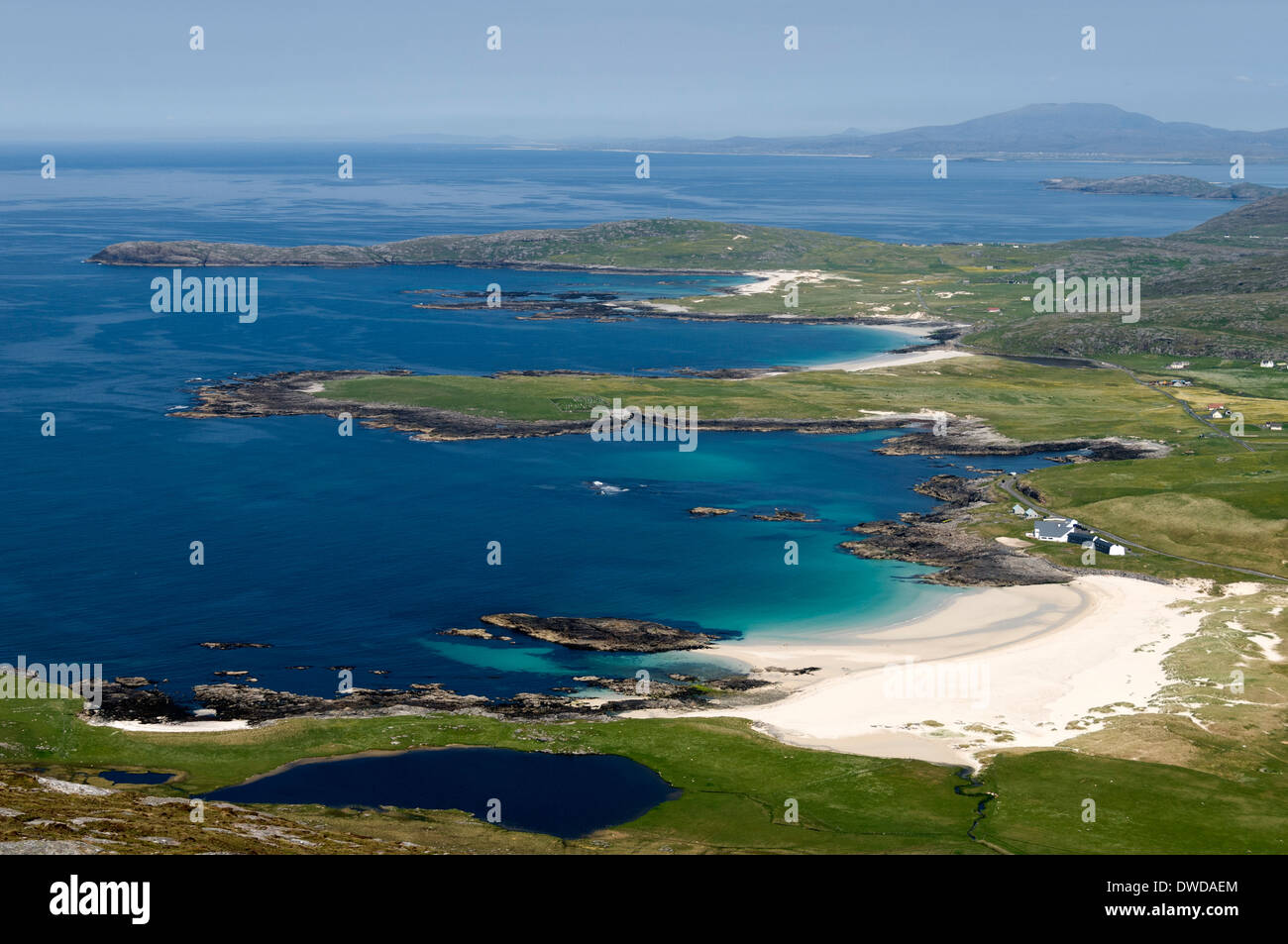 Halaman Bay et les collines de South Uist, Ben Tangabhal Tangaval (de), à l'île de Barra, Western Isles, Ecosse, Royaume-Uni Banque D'Images