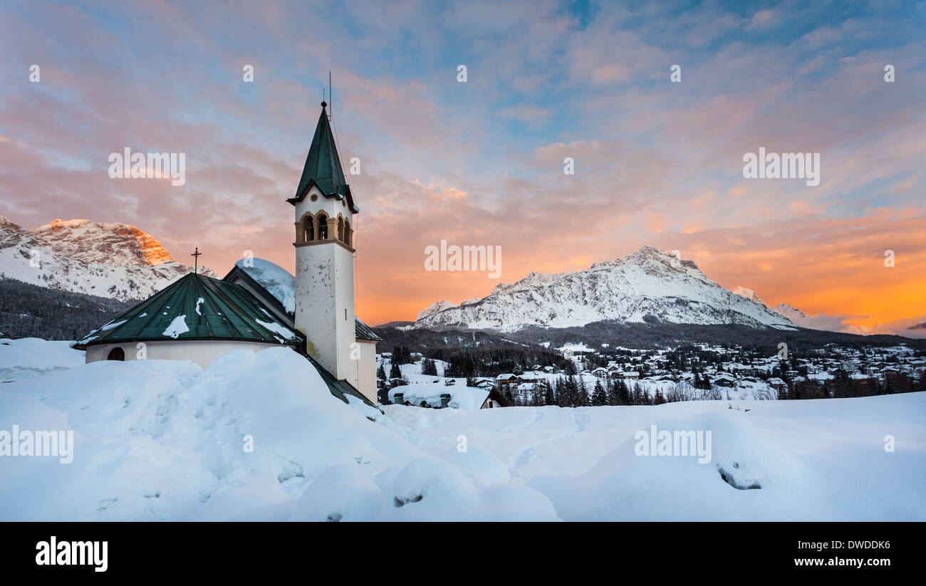 Cortina D'Ampezzo au coucher du soleil, après une chute de neige Banque D'Images