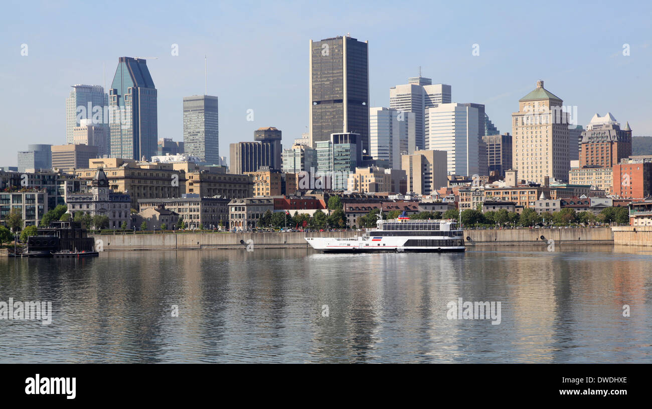 Ville de Montréal et un bateau de croisière sur le fleuve Saint-Laurent Banque D'Images
