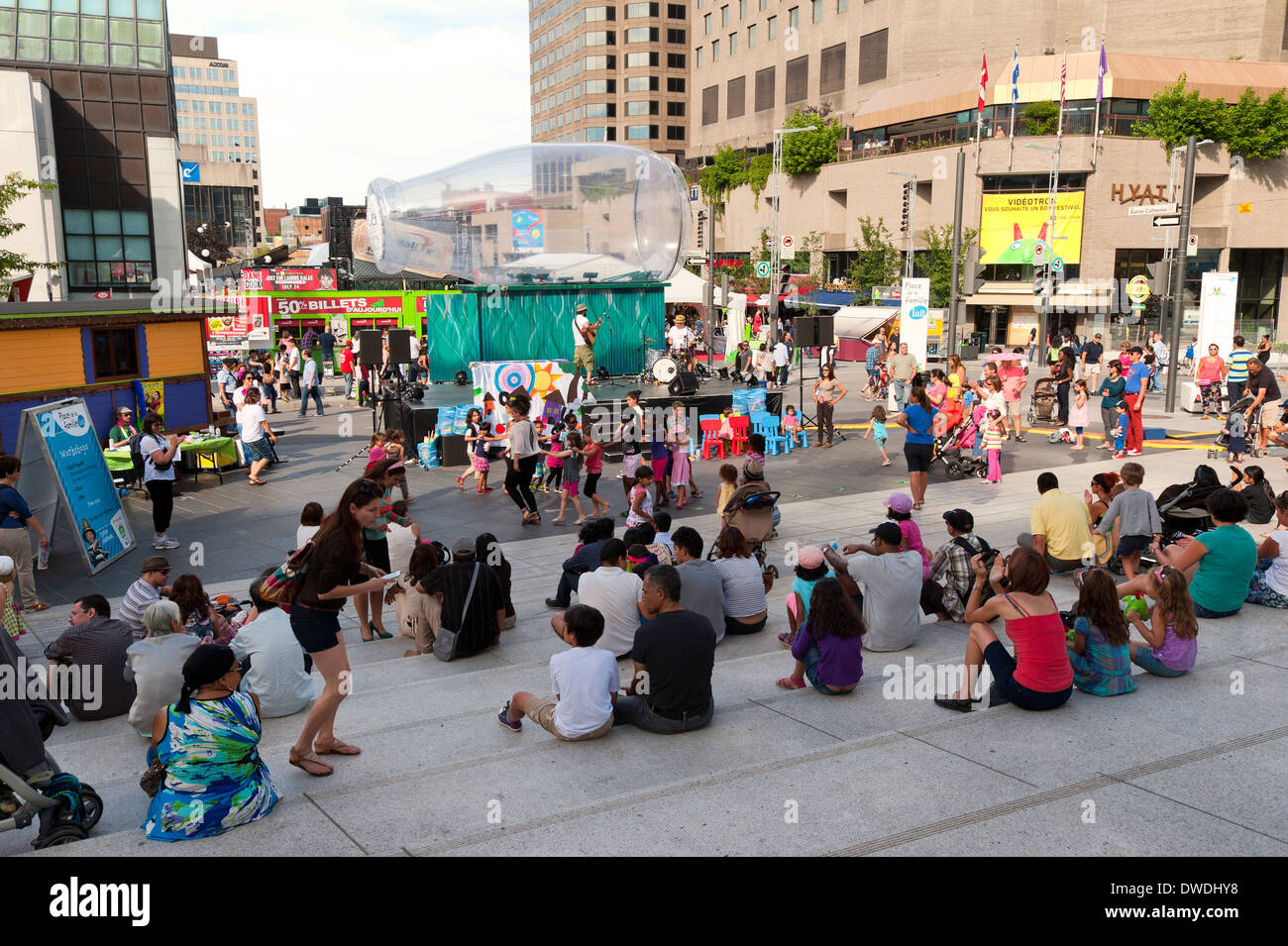 Spectacle en plein air pour les enfants qui s'est tenu sur la Place des Festivals de Montréal au cours du Festival Juste pour rire. Banque D'Images
