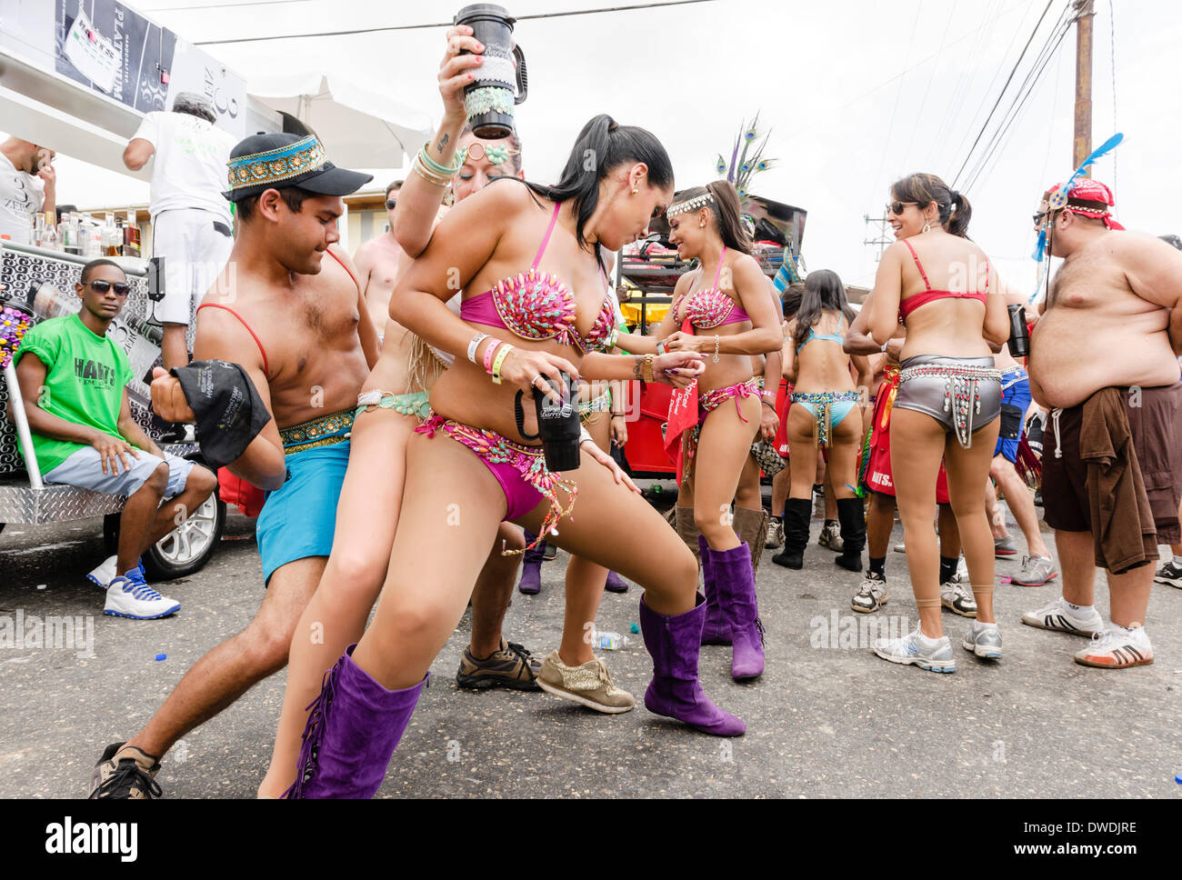Port of Spain, Trinidad, 4 mars 2014. Masqueraders dans le 'Carnaval' Harts Mascamp sous le thème "De l'amour et la guerre" de danser dans la rue. Crédit : Tom Arne Hanslien/Alamy Live News Banque D'Images
