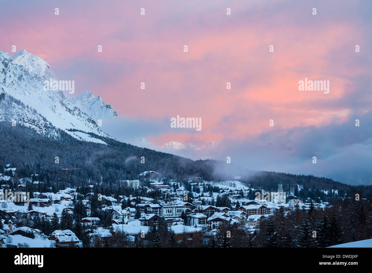 Cortina D'Ampezzo au coucher du soleil, après une chute de neige Banque D'Images