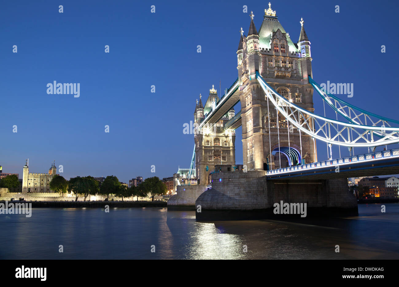 Tower Bridge et la Tour de Londres, au crépuscule, en Angleterre Banque D'Images