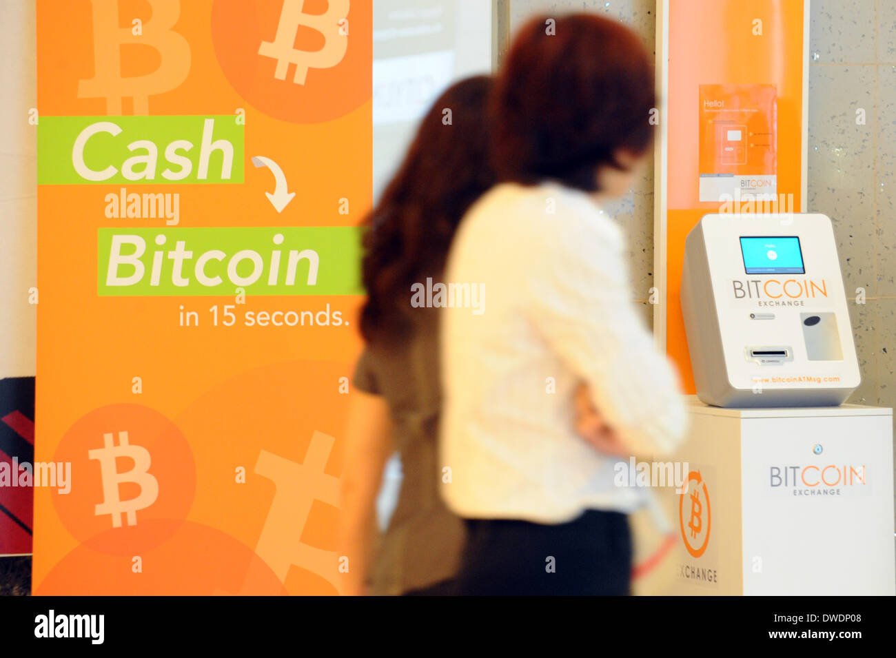 Singapour. 6Th Mar, 2014. Une machine distributrice Bitcoin attacts l'attention des passants dans un centre commercial souterrain à Singapour, le 6 mars 2014. La police de Singapour ont confirmé que l'automne Thomas Mountford, le chef américain d'échange de bitcoin Singapour Première Meta, a été retrouvé mort dans sa maison à la fin du mois dernier. Credit : Puis Chih Wey/Xinhua/Alamy Live News Banque D'Images