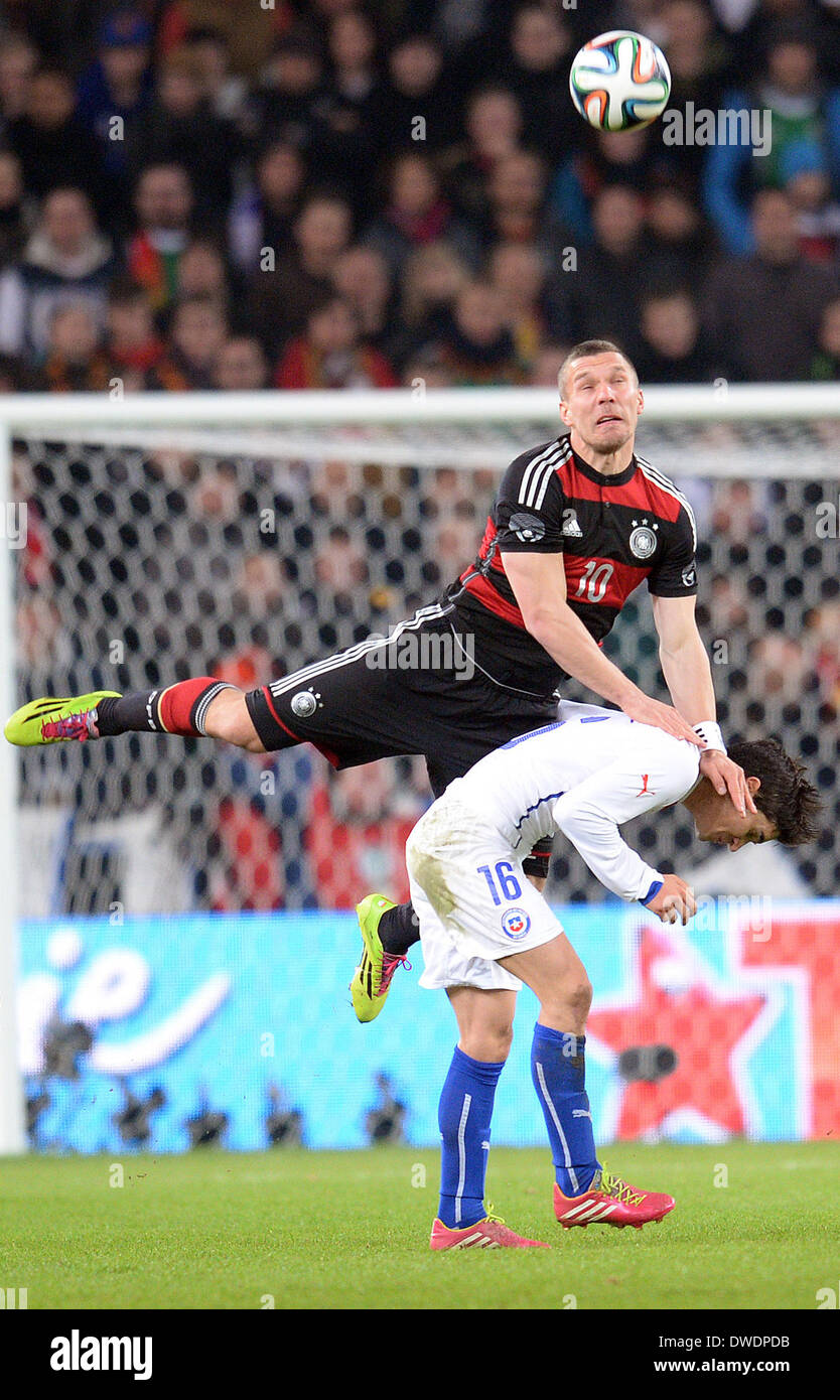 Stuttgart, Allemagne. Le 05 Mar, 2014. L'Allemagne Lukas Podolski (T) convoite la la balle avec le Chili's Felipe Gutierrez (B) au cours de la match amical entre l'Allemagne et le Chili à Mercedes-Benz-Arena de Stuttgart, Allemagne, 05 mars 2014. Photo : Bernd Weissbrod/dpa/Alamy Live News Banque D'Images