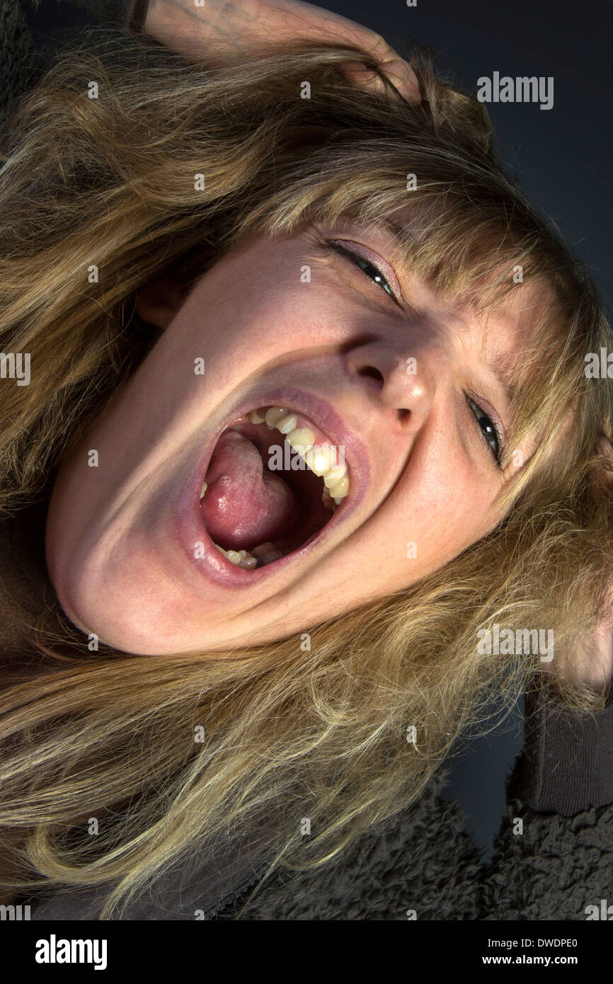 Une jeune femme hystérique Banque D'Images