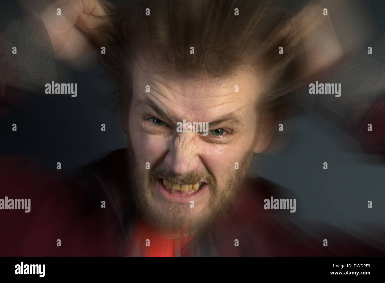 Un homme en colère avec un mauvais caractère déchirant ses cheveux. Banque D'Images
