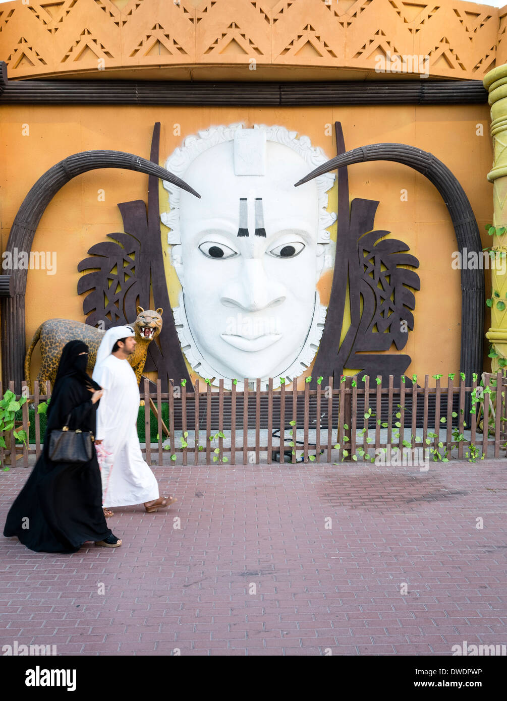 Couple Emirati passons devant le pavillon de l'Afrique au Village Global tourist attraction culturelle au Dubaï Émirats Arabes Unis Banque D'Images