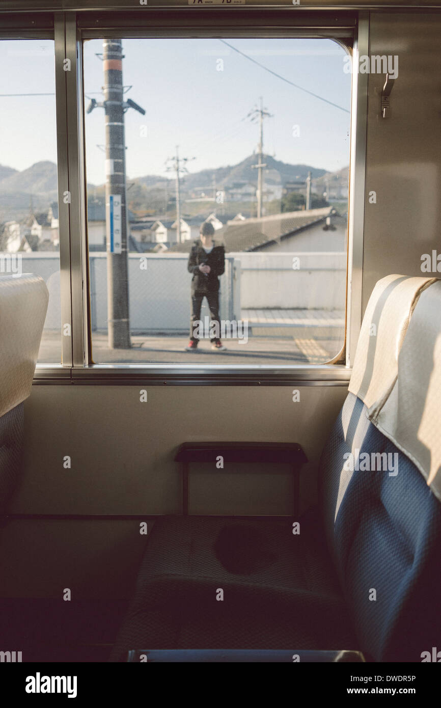 Le Japon, vue d'un compartiment à l'autre plate-forme du train Banque D'Images