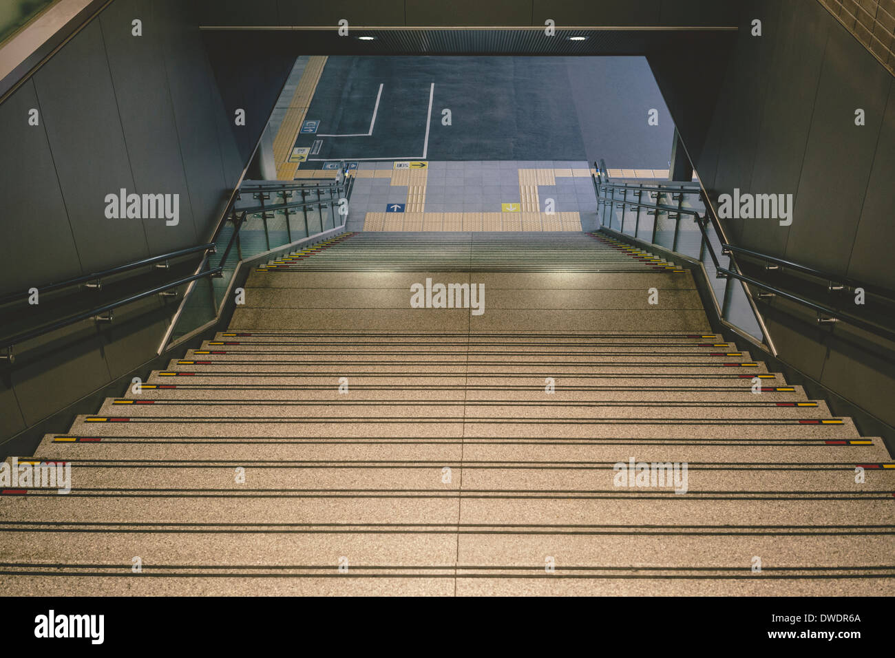 Japon, Osaka, escalier à la gare Banque D'Images