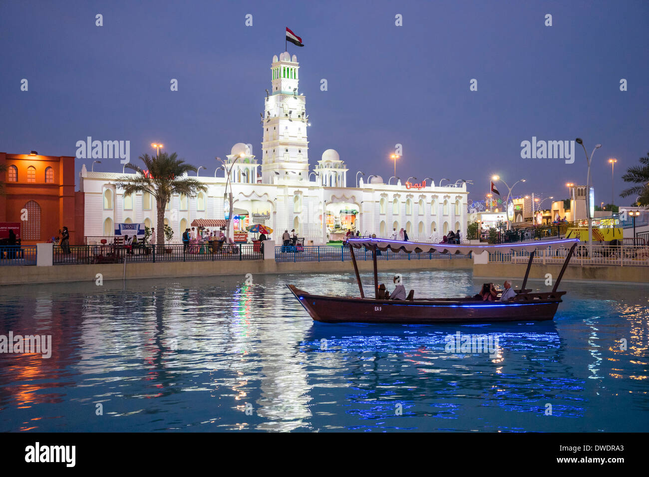 Yémen Pavilion et canal avec abra water taxi au Village Global tourist attraction culturelle au Dubaï Émirats Arabes Unis Banque D'Images